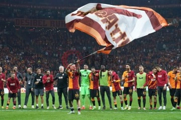 Galatasaraylı futbolcular, derbi galibiyetini taraftarlarla kutladı