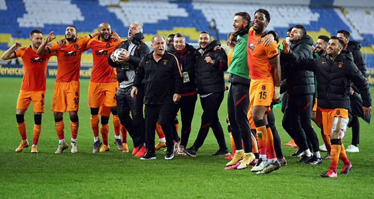 Galatasaraylı futbolcular galibiyeti deplasman tribününde kutladı