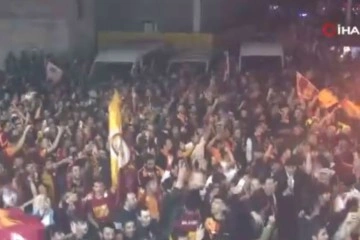 Galatasaraylı taraftarlar Taksim'i bayram yerine çevirdi
