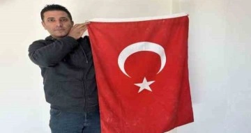 Gazetecinin Türk bayrağı hassasiyeti görenleri duygulandırdı