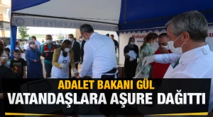 Adalet Bakanı G&uuml;l aşure dağıttı