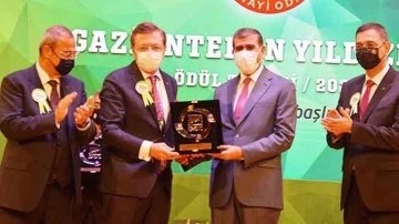 Altunkaya'ya ödülünü TOBB Başkanı Hisarcıklıoğlu verdi