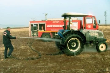  Araban’da alevlere teslim olan traktörü çiftçiler söndürdü