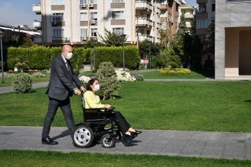 Engelli öğretmeni 5 yıldır eşi tekerlekli sandalyeyle okula götürüyor