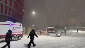 Gaziantep FK-Yeni Malatyaspor karşılaşması kar yağışı nedeniyle tatil edildi