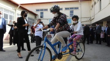 Görme engelli öğrencilerin bisiklet keyfi