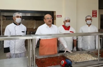 Gaziantep Nizip Belediyesi her gün 1000 kişilik sıcak yemek dağıtıyor