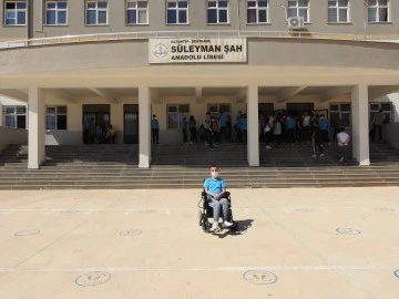 Sosyal medyadan akülü araç isteyen engelli gence Fatma Şahin sahip çıktı