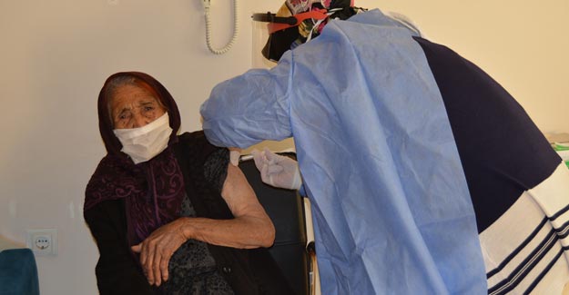 Gaziantep'te 111 yaşındaki Fatma Tıraş'a CoronaVac aşısı uygulandı