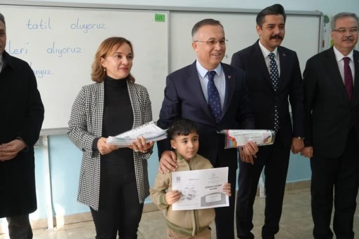 Gaziantep'te 690 bin &ouml;ğrenci karne heyecanı yaşadı