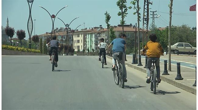 Gaziantep’te boş caddeler bisikletli çocuklara kaldı 
