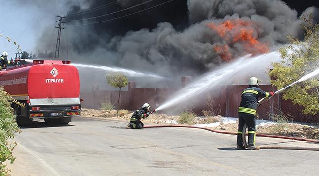 Gaziantep'te depoda çıkan yangına müdahale sürüyor
