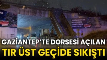 Gaziantep’te dorsesi açılan tır üst geçide sıkıştı