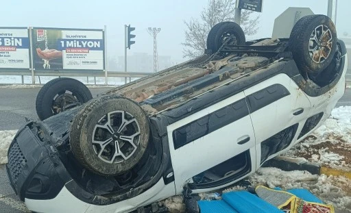 Gaziantep'te iki otomobil &ccedil;arpıştı: 3 yaralı