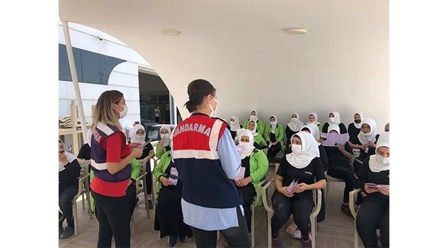  Gaziantep'te jandarma ekipleri kadınlara KADES uygulamasını tanıttı 