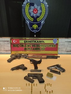 Gaziantep'te kaçak silah operasyonu: 1'i tarihi eser 4 tabanca ile 1 tüfek ele geçirildi