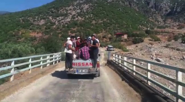 Gaziantep’te, kamyonet kasasında tehlikeli yolculuk