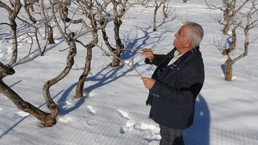 Gaziantep'te Kar Yağışı &Ccedil;ift&ccedil;inin Y&uuml;z&uuml;n&uuml; G&uuml;ld&uuml;rd&uuml;