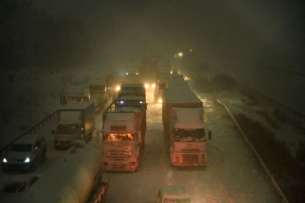 Gaziantep'te kar yağışı hayatı durdurdu: TAG otoyolunda mahsur kalan 2 bin 800 kişi kurtarıldı