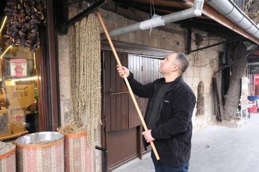 Gaziantep'te kışın vazgeçilmezi kuru bamya 2 bin TL'den tezgahta