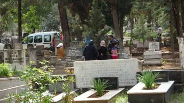  Gaziantep'te mezarlıklarda bayram yoğunluğu