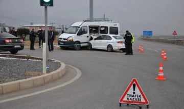 Gaziantep'te öğrenci minibüsü ile otomobil çarpıştı: 19 yaralı