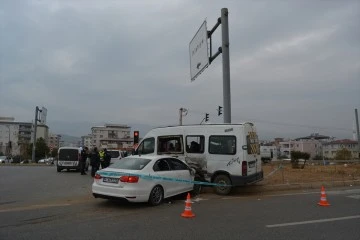 Gaziantep’te okul servisi ile otomobilin çarpıştığı kazada 19 kişi yaralandı