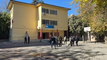  Gaziantep'te okuldaki yangında  3. kattan atlayan bir öğretmen hastaneye kaldırıldı