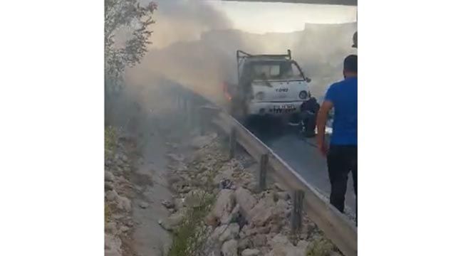 Gaziantep’te Seyir halindeki araç söndürülmeden atılan siğara izmaritinden yandı- Olur mu? Oldu…