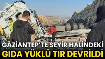 Gaziantep’te seyir halindeki gıda yüklü tır devrildi