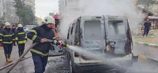 Gaziantep'te ticari ara&ccedil; alev alev yandı
