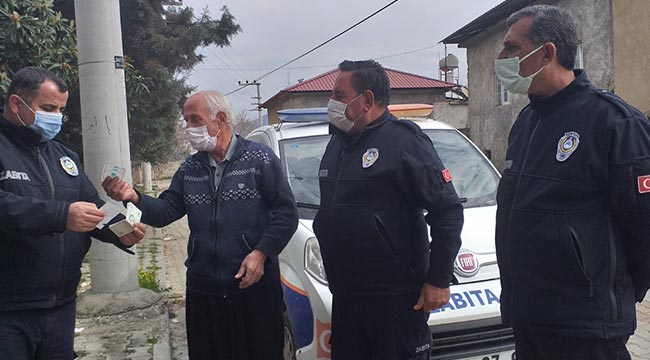 Gaziantep'te zabıta ekipleri yolda bulduğu cüzdanı sahibine teslim etti