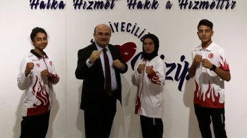 Türkiye'yi Kick Boks'ta Avrupa'da temsil edecek sporculardan Başkan Sarı'ya ziyaret