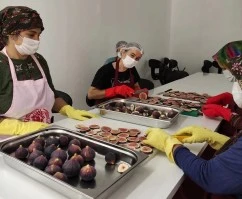 Tut'lu kadınlar siyah incir cipsi yapıyor 