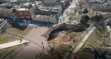 Gaziantep'te deprem sonrası dev obruk oluştu