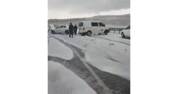 Gaziantep’te dolu yağışının beyaza bürüdüğü yolda zincirleme kaza