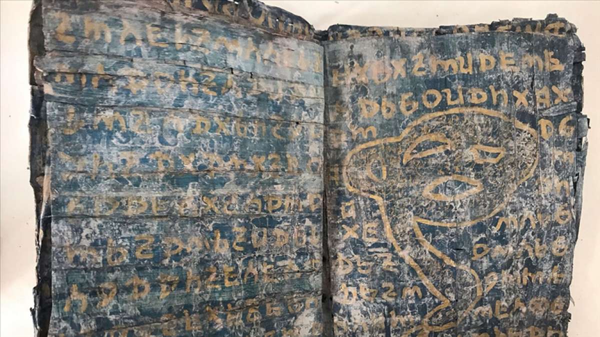 Gaziantep'te ele geçirilen tarihi eser niteliğinde altın yazmalı 10 Tevrat müzeye teslim edildi