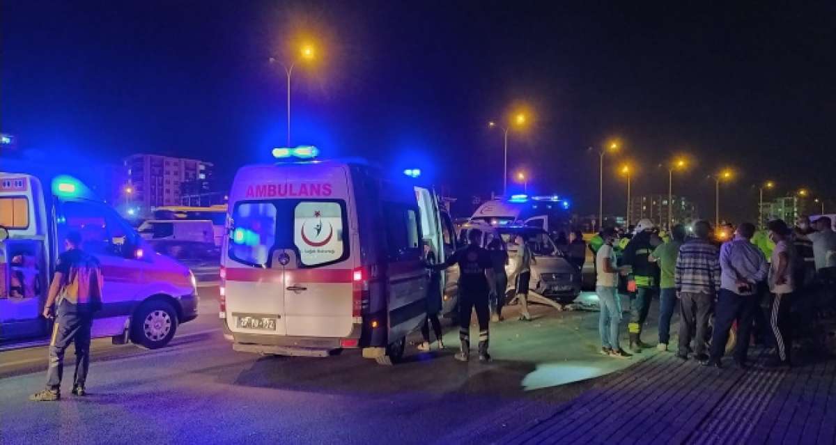 Gaziantep'te iki araç çarpıştı: 8 yaralı