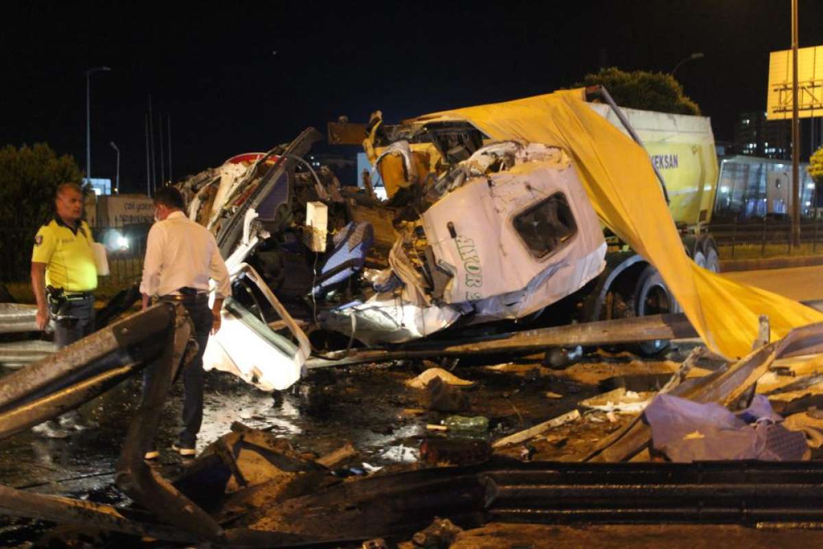 Gaziantep'te kamyon yön levhasına çarptı:1 ölü