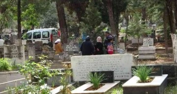 Gaziantep’te mezarlıklarda bayram yoğunluğu