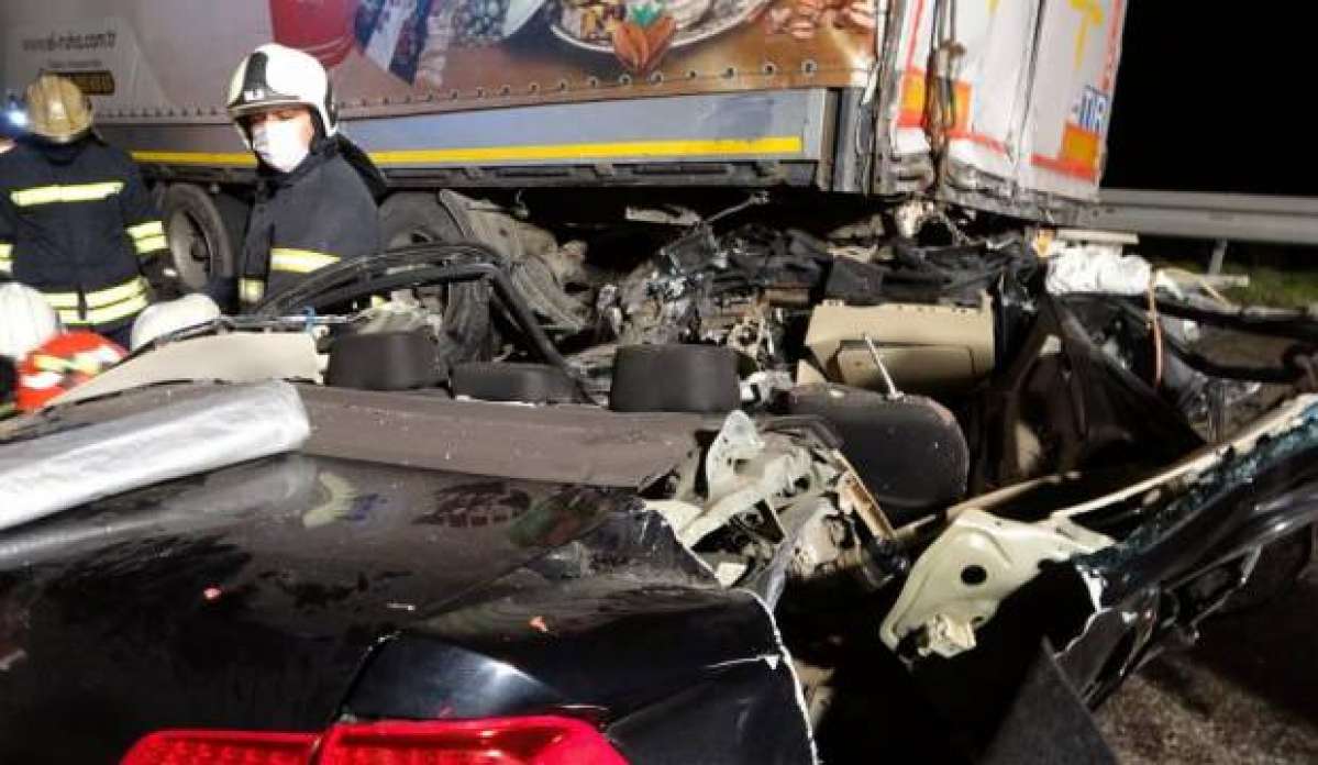 Gaziantep'te otomobil tıra arkadan çarptı: 2 ölü