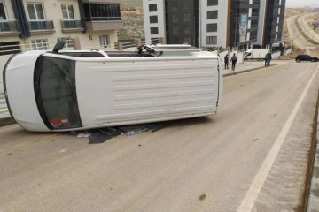 Gaziantep'te otomobille çarpışan minibüs devrildi