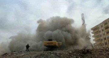 Gaziantep’te riskli binaların kontrollü yıkımı sürüyor