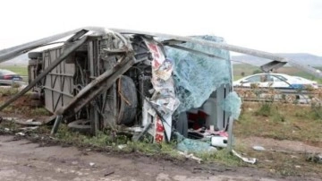 Gaziantep'te TIR'la çarpışan yolcu otobüsü devrildi: 14 yaralı