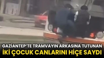 Gaziantep’te tramvayın arkasına tutunan iki çocuk canlarını hiçe saydı