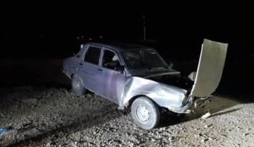 Gaziantep'te uyarı levhasına çarpan araç şarampole uçtu: 2 yaralı