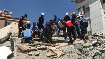 Gaziantep'te yıkım sırasında çöken binanın altında kalan operatörü kurtarma çalışması başlatıld