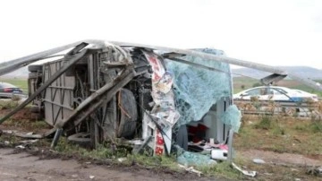 Gaziantep'te yolcu otobüsü, TIR'la çarpıştı: 14 yaralı