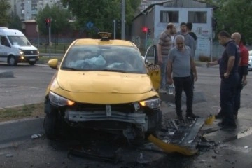 Gaziosmanpaşa'da acele eden taksi ile kamyonet çarpıştı: 3 yaralı