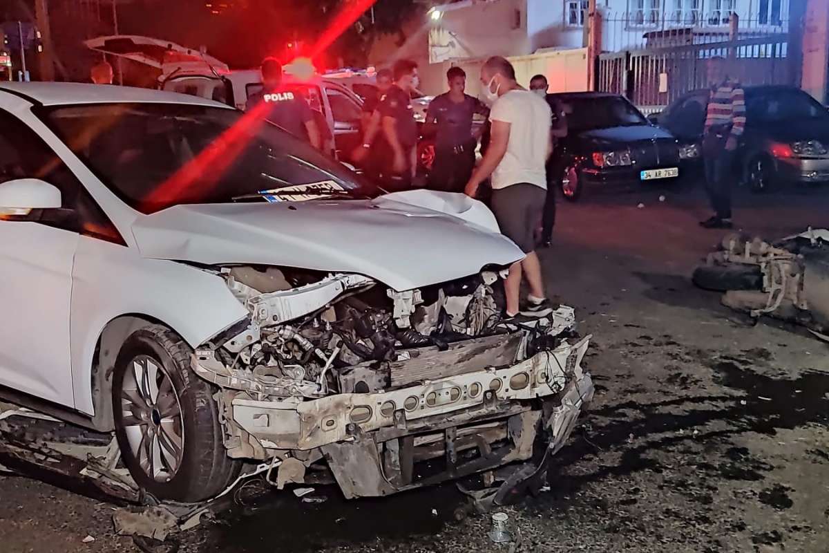 Gaziosmanpaşa'da otomobil ile motosiklet çarpıştı: 1'i ağır 2 kişi yaralandı